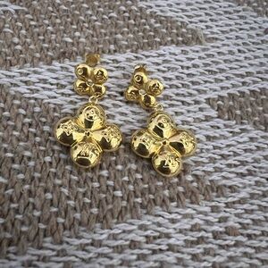 🙏🏻SOLD🙏🏻    18k puregold blossom earrings